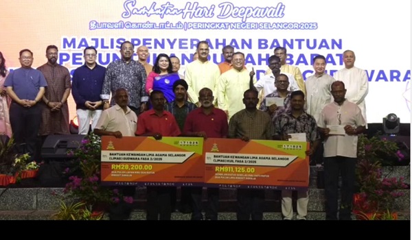Menteri Besar Selangor, Datuk Seri (lima dari kanan) menghadiri Majlis Sambutan Deepavali Peringkat Negeri Selangor 2025/ Foto RTM